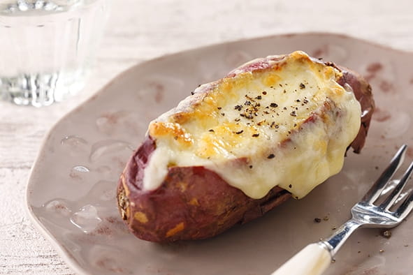 とろけるチーズをのせて焼いた「紅天使」のチーズ焼き